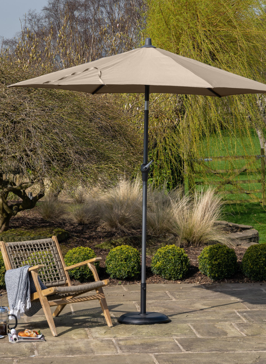 Met onze parasols van Madison, Platinum en meer wordt jouw tuin een schaduwrijk paradijs!