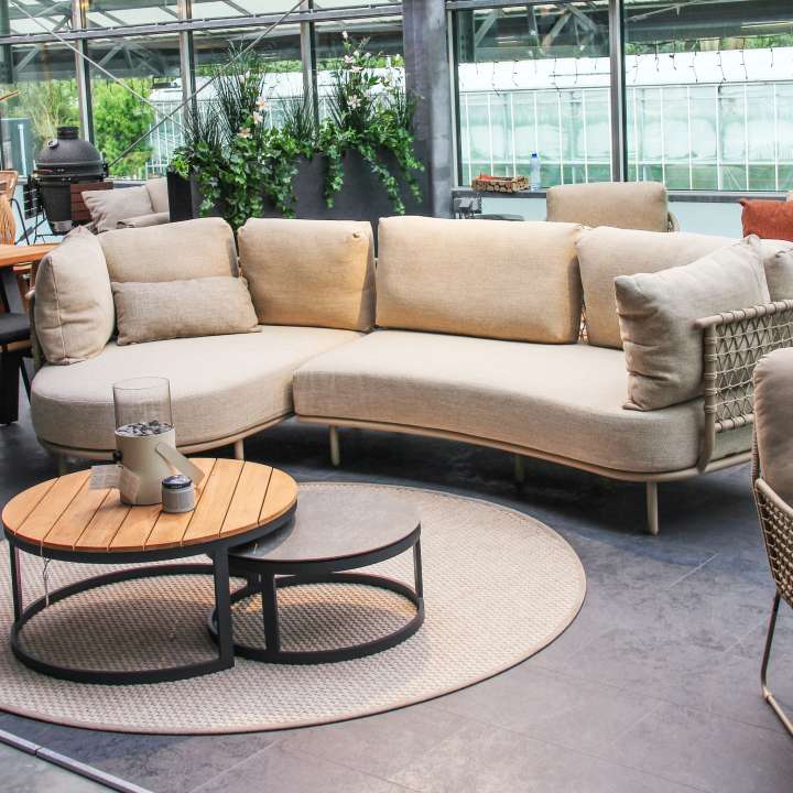 Ontdek o.a. deze tuinbank met kussens bij tuincentrum Ockenburgh in Den Haag!